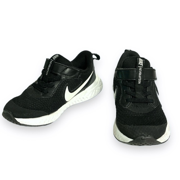 NIKE Black & White Unisex Child Revolution 5 Running Shoe - Picture 1 of 9